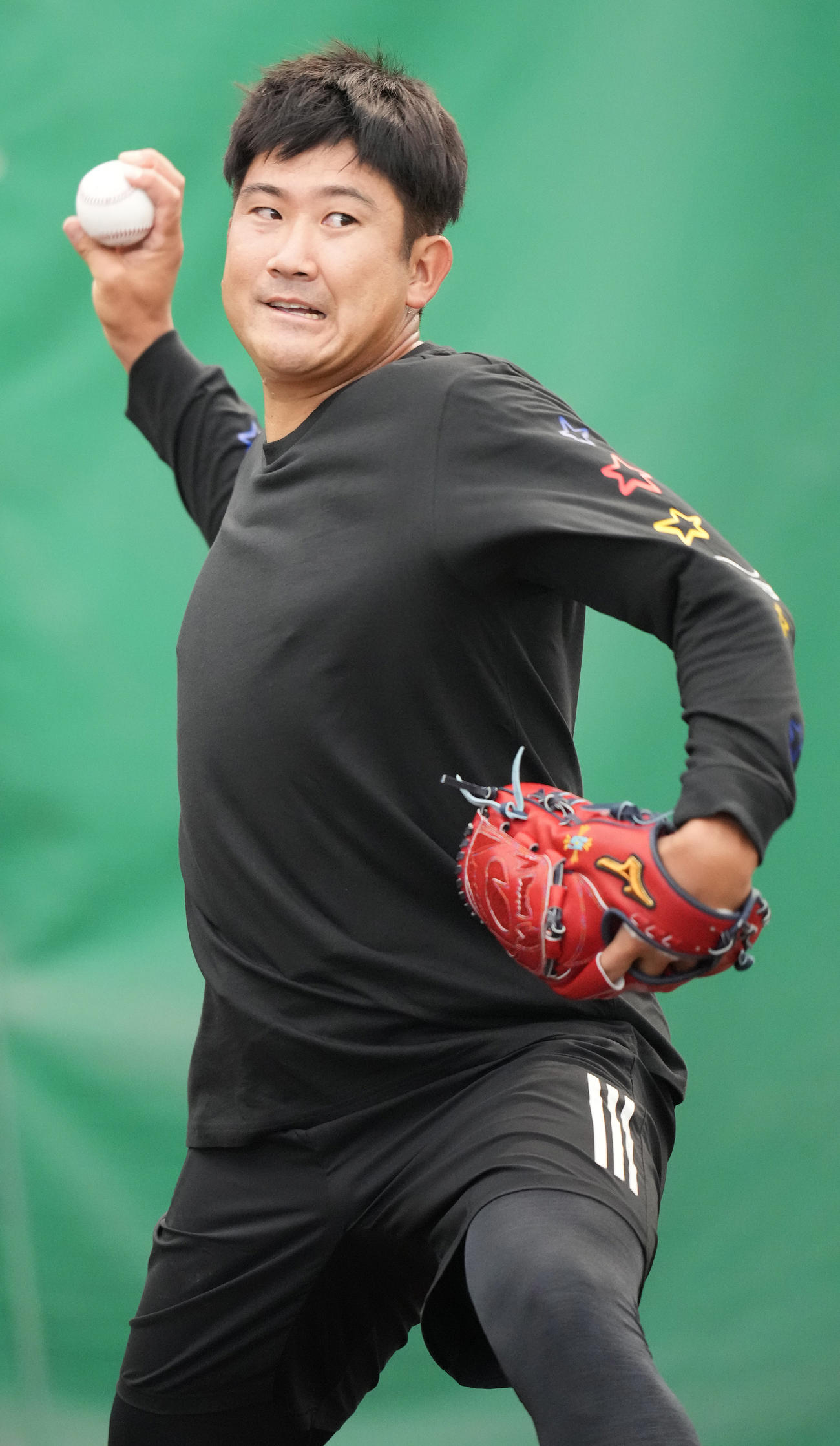 ブルペンで投球する巨人菅野（撮影・鈴木みどり）