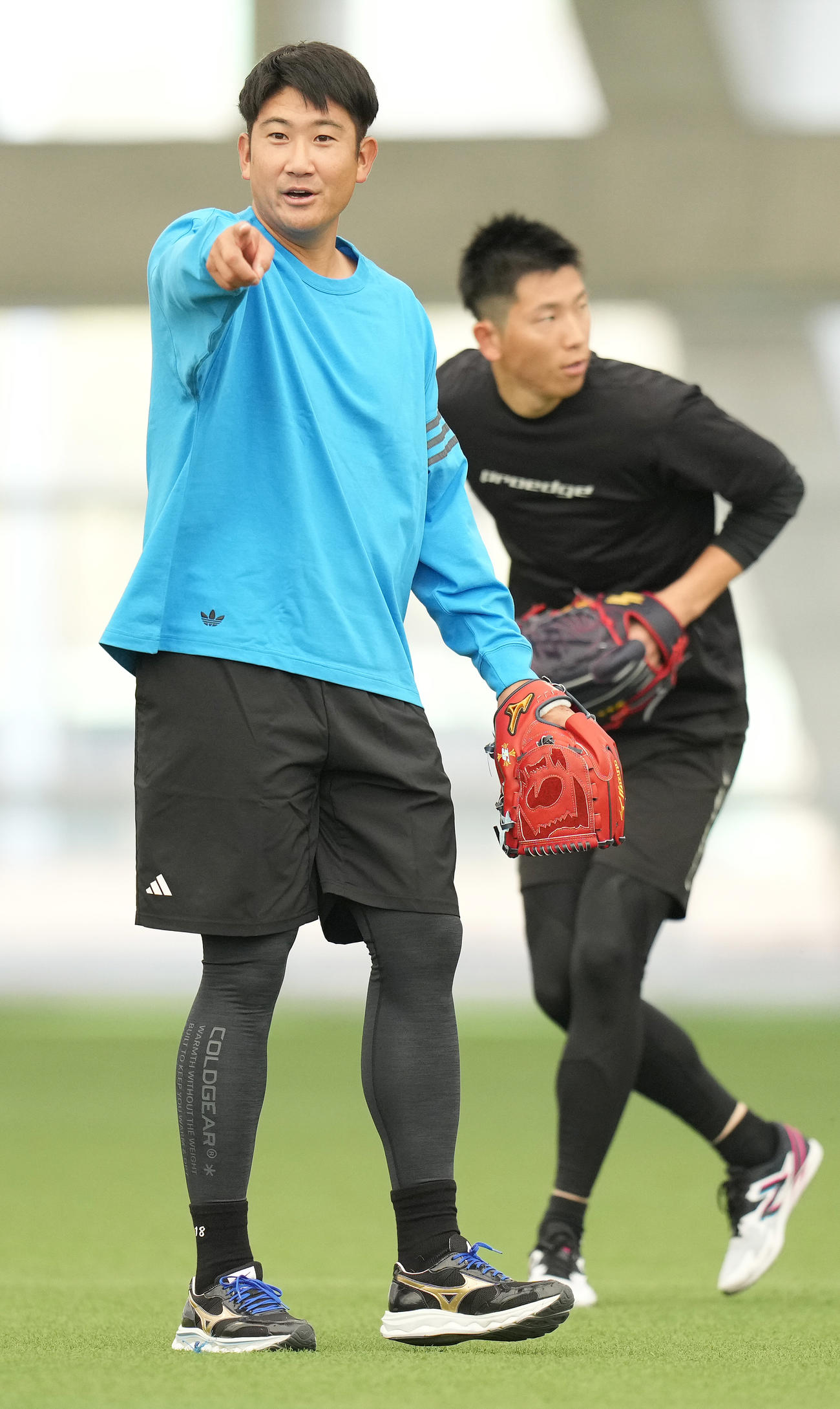 ノックの合間に指を差す巨人菅野（撮影・鈴木みどり）