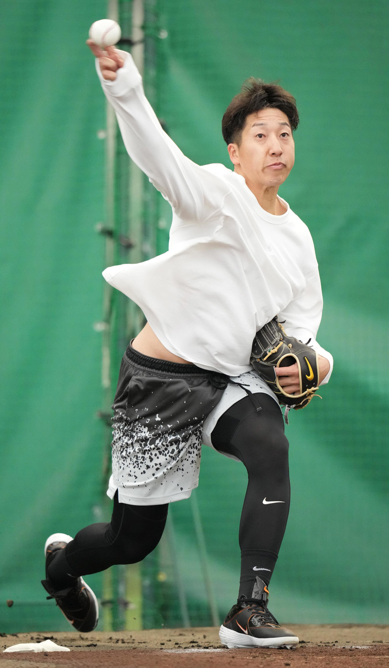 ブルペンで投球する巨人大勢（撮影・鈴木みどり）