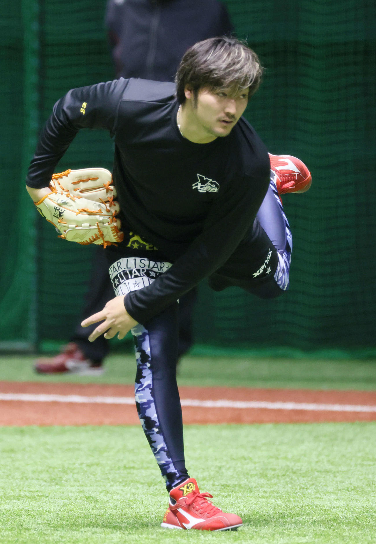 合同自主トレでキャッチボールをする広島床田（撮影・加藤孝規）