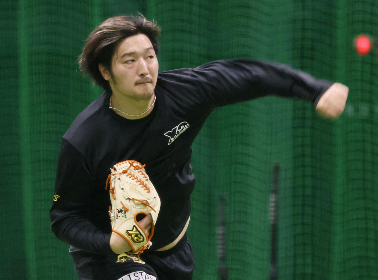 合同自主トレでキャッチボールをする広島床田（撮影・加藤孝規）