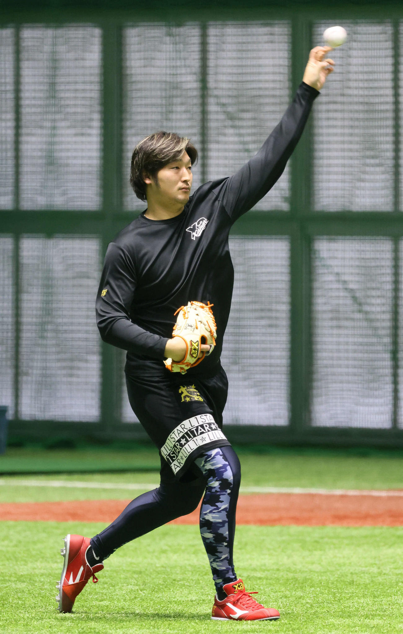 合同自主トレでキャッチボールをする広島床田（撮影・加藤孝規）