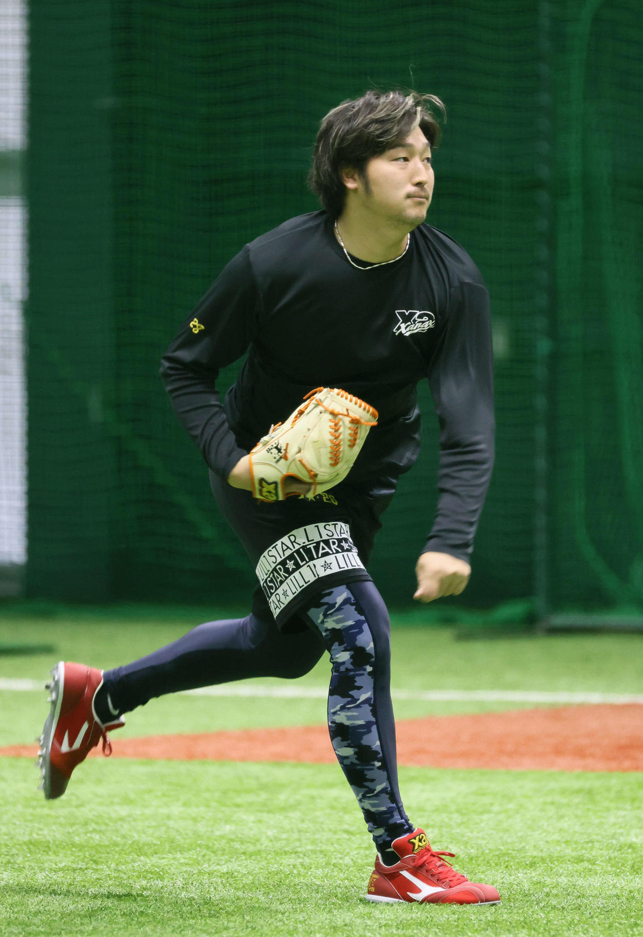 合同自主トレでキャッチボールをする広島床田（撮影・加藤孝規）
