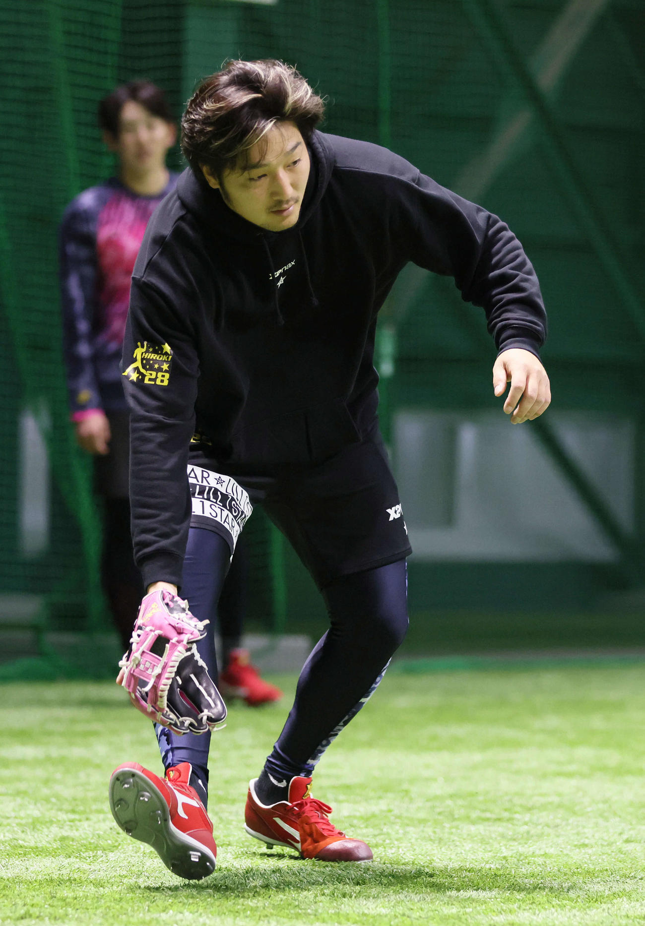 合同自主トレでノックを受ける広島床田（撮影・加藤孝規）
