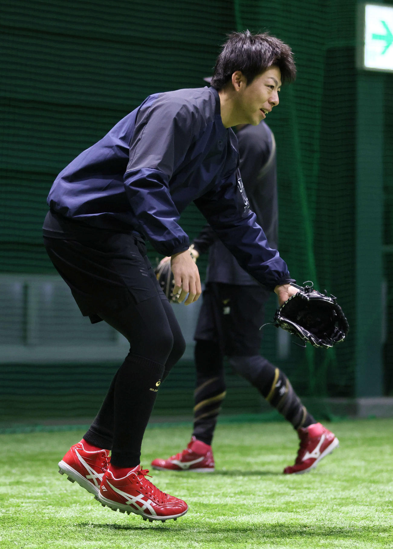合同自主トレでノックを受ける広島野間（撮影・加藤孝規）