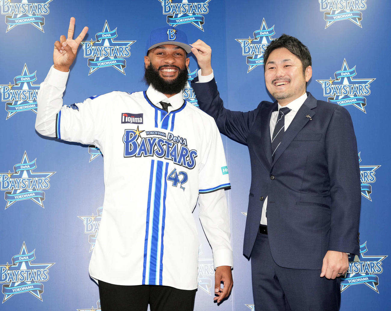 入団会見で笑顔を見せるDeNAの新外国人ジャクソン。右は萩原チーム統括本部長（撮影・たえ見朱実）