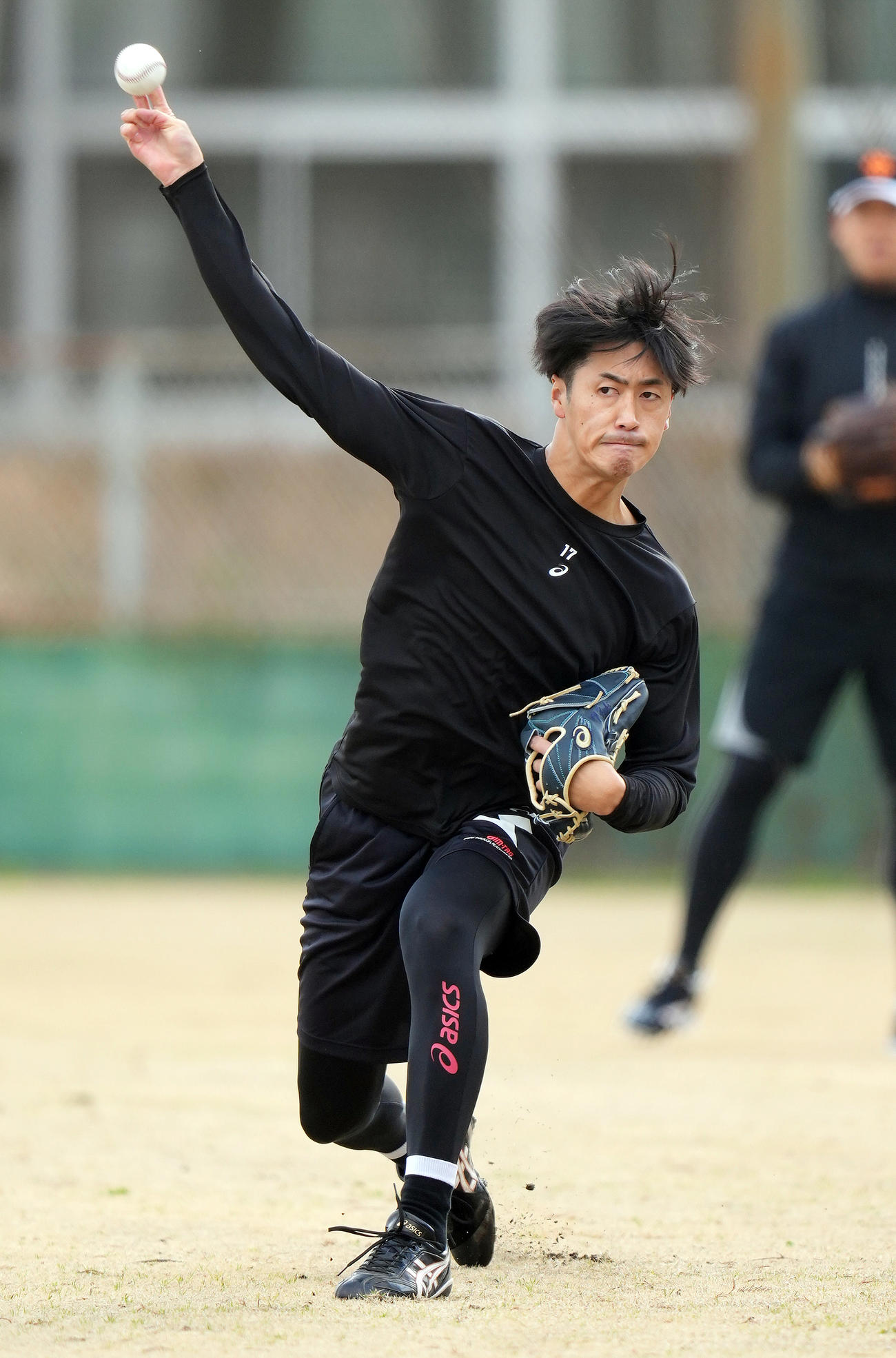 キャッチボールする巨人西舘（撮影・鈴木みどり）
