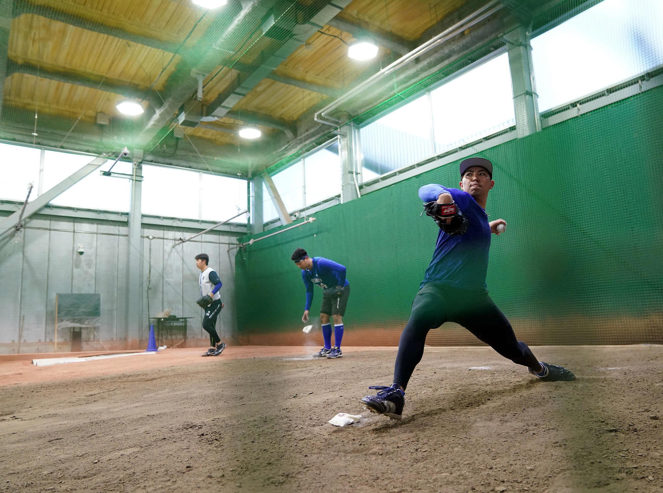 右足の踏み込む位置にロジンを置きブルペンで投球練習を行ったDeNA東（撮影・たえ見朱実）