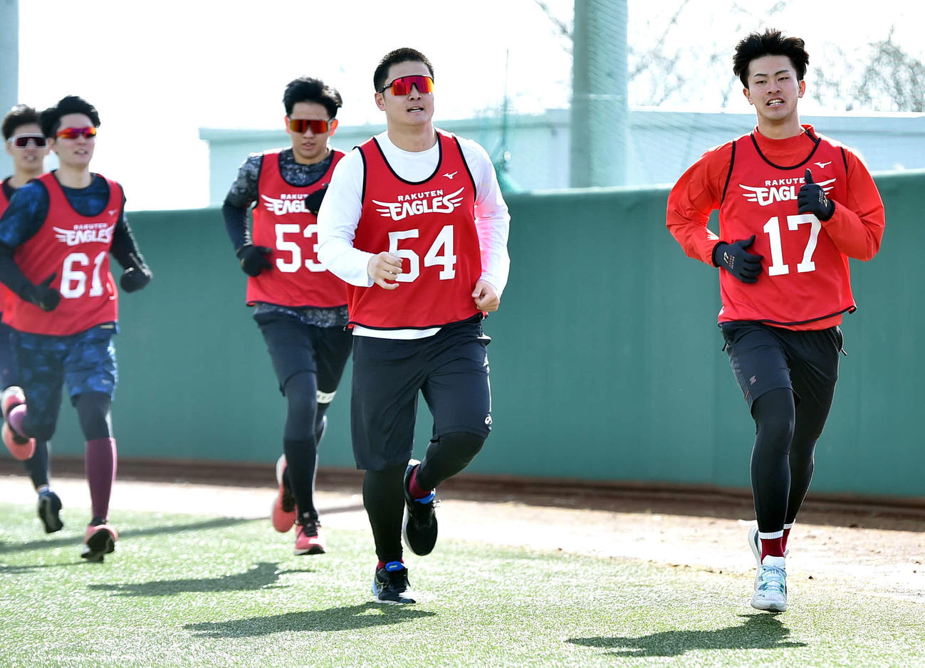 ランニングで調整する楽天古謝（右）（撮影・相沢孔志）