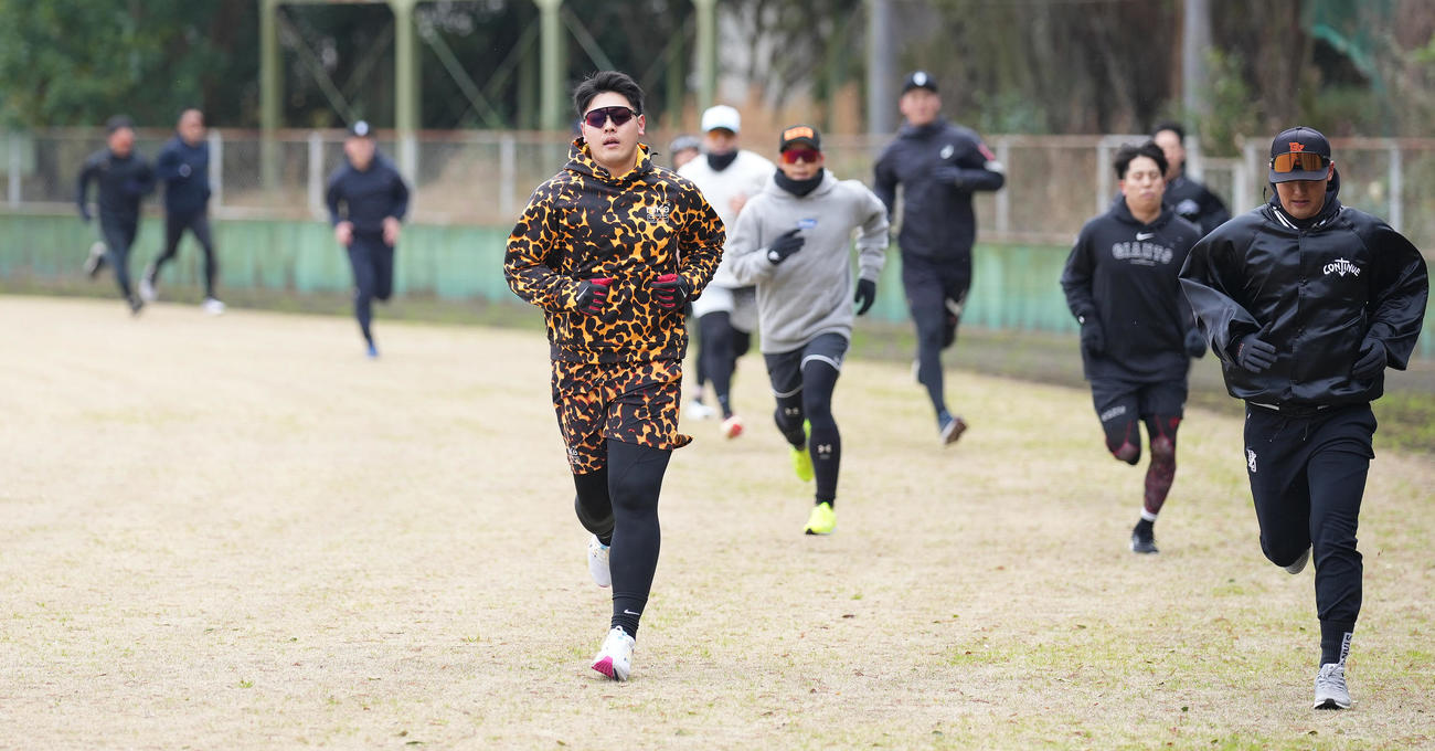 ひときわ目立つウエアでランニングする巨人岡本和（手前左）（撮影・鈴木みどり）
