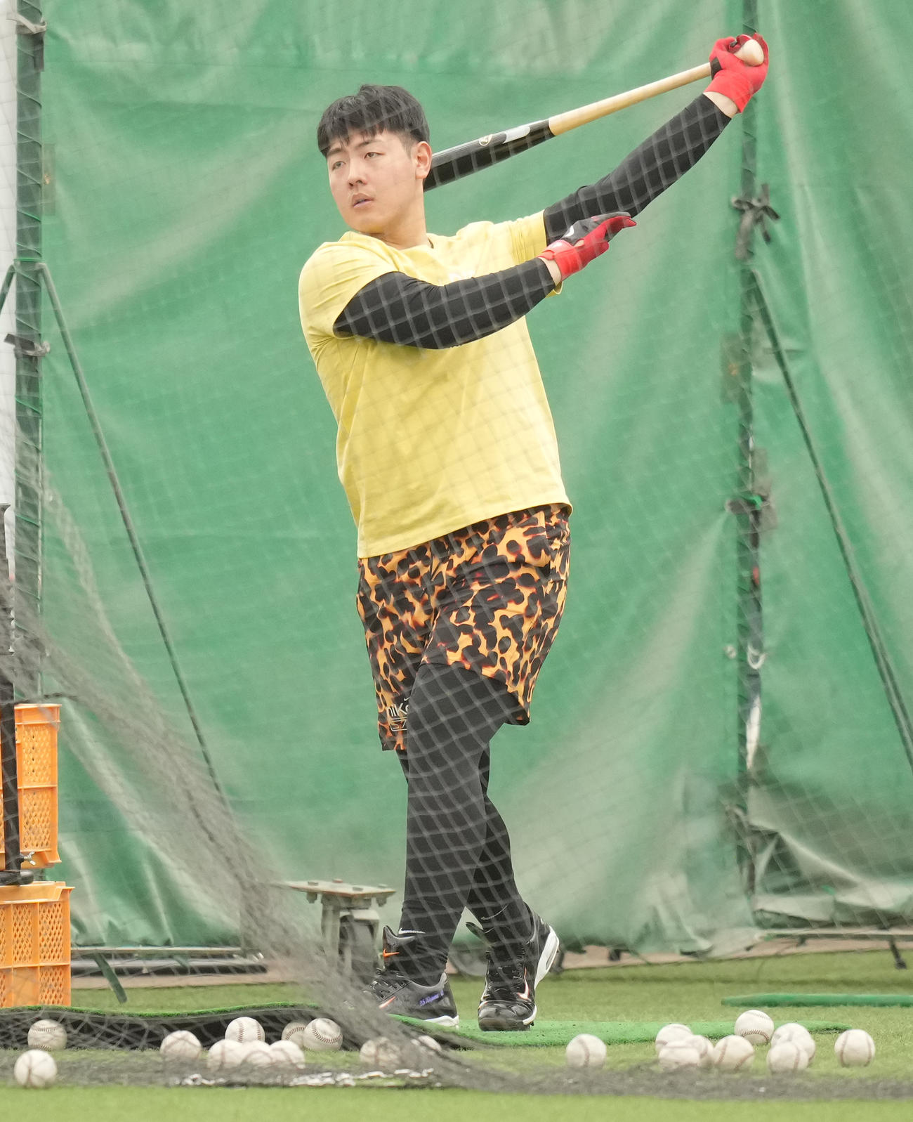 ティー打撃する巨人岡本和（撮影・鈴木みどり）