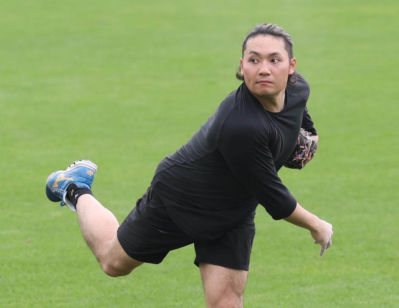 キャッチボールする日本ハム伊藤（撮影・黒川智章）