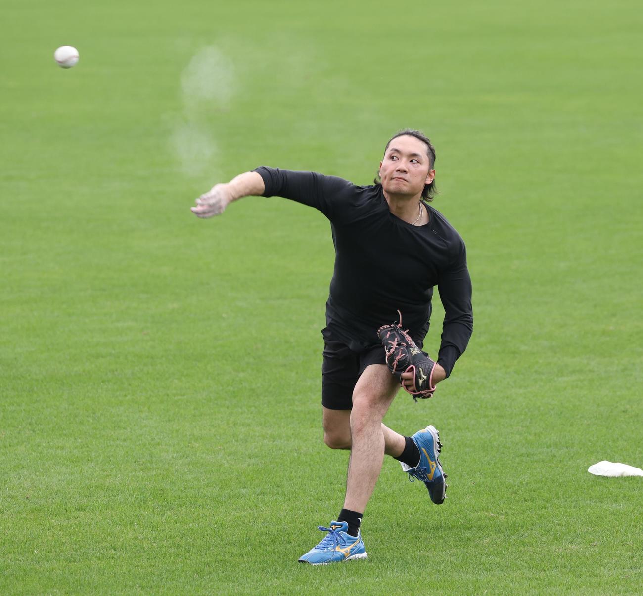 キャッチボールする日本ハム伊藤（撮影・黒川智章）