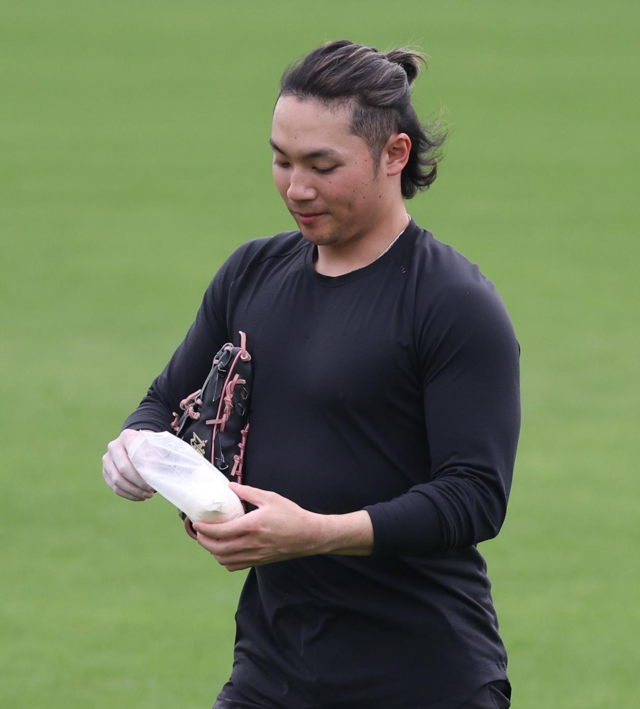 大きなロジンバッグを手にする日本ハム伊藤（撮影・黒川智章）