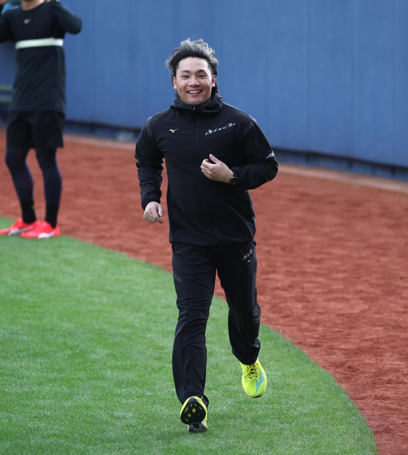 笑顔でランニングする日本ハム伊藤（撮影・黒川智章）