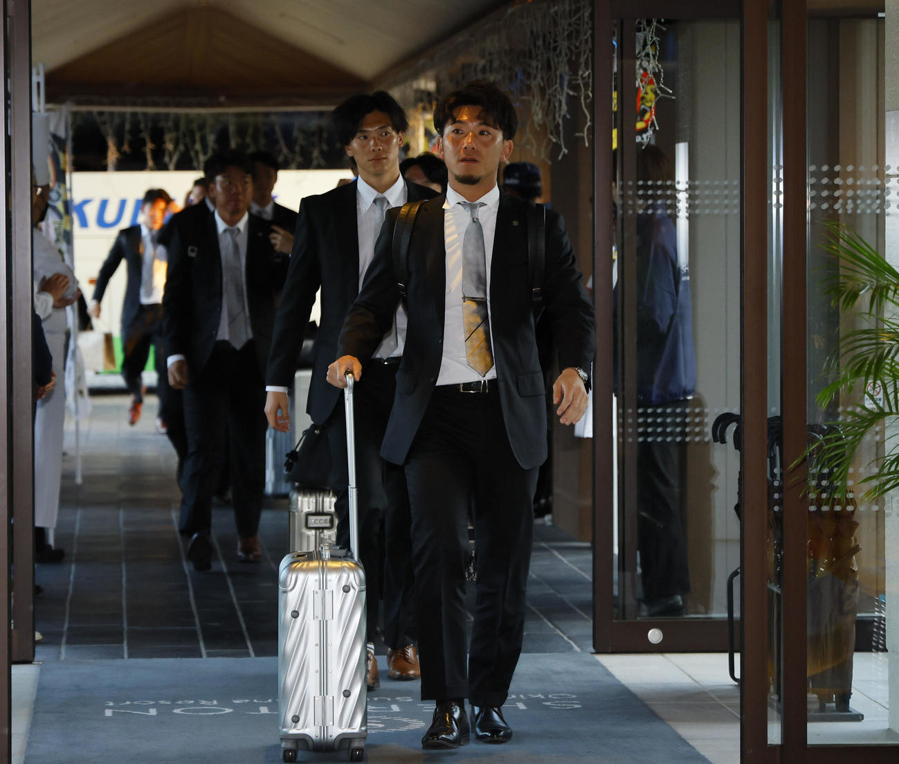 合同自主トレのため沖縄入りし、宿舎に到着した（手前から）伊藤将、湯浅（撮影・藤尾明華）