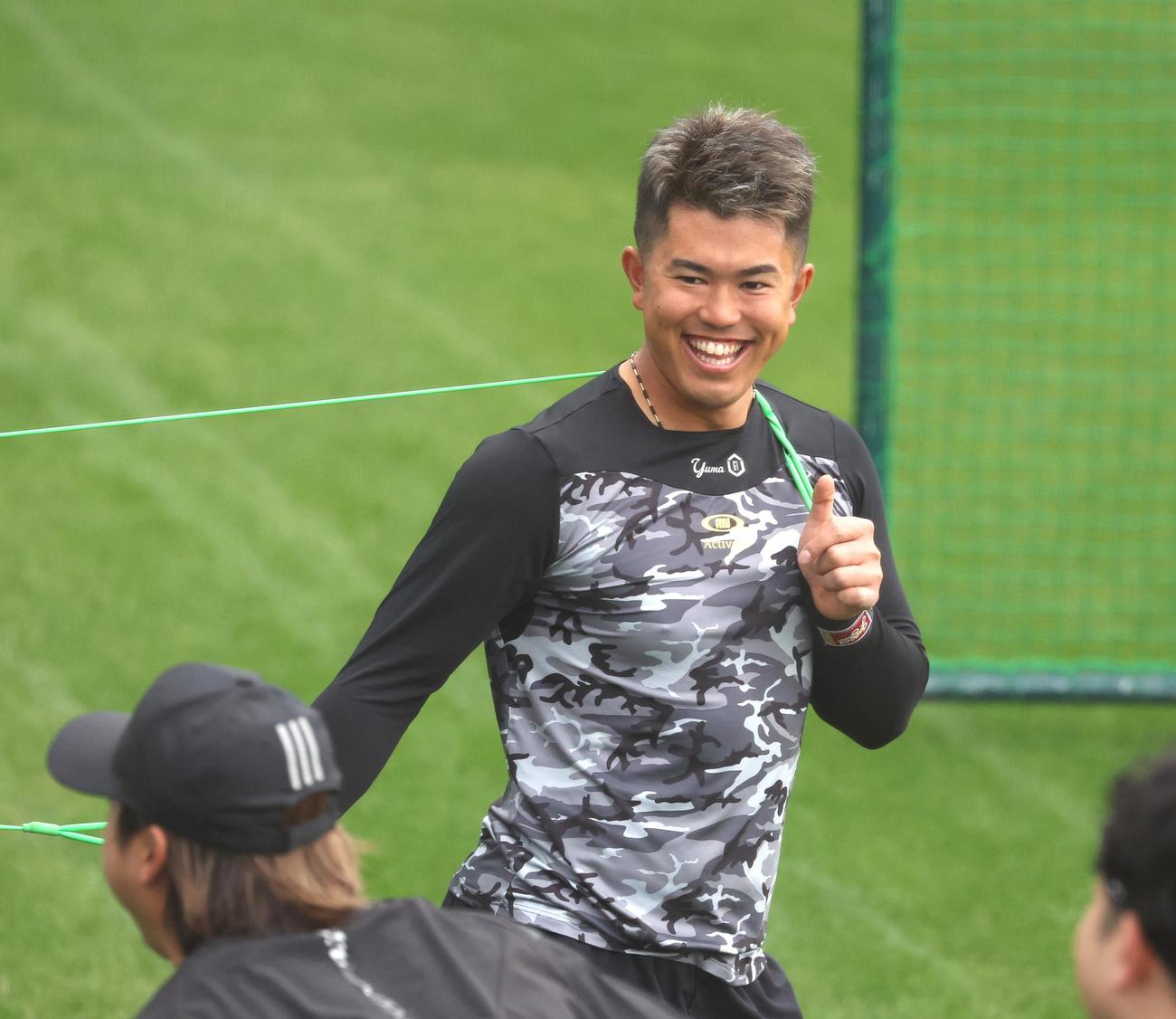 練習中、笑顔の日本ハム今川（撮影・黒川智章）