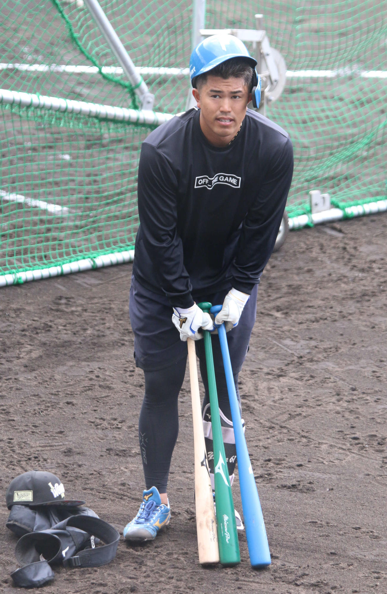 沖縄・名護の先乗り自主トレで3種類のバットで打撃練習を行った日本ハム今川（撮影・木下大輔）