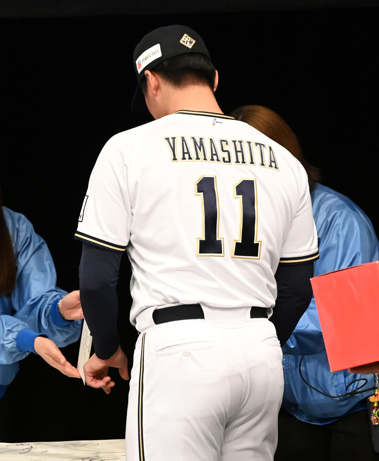選手ファンミーティングで背番号11のユニホームを披露したオリックス山下（撮影・前岡正明）