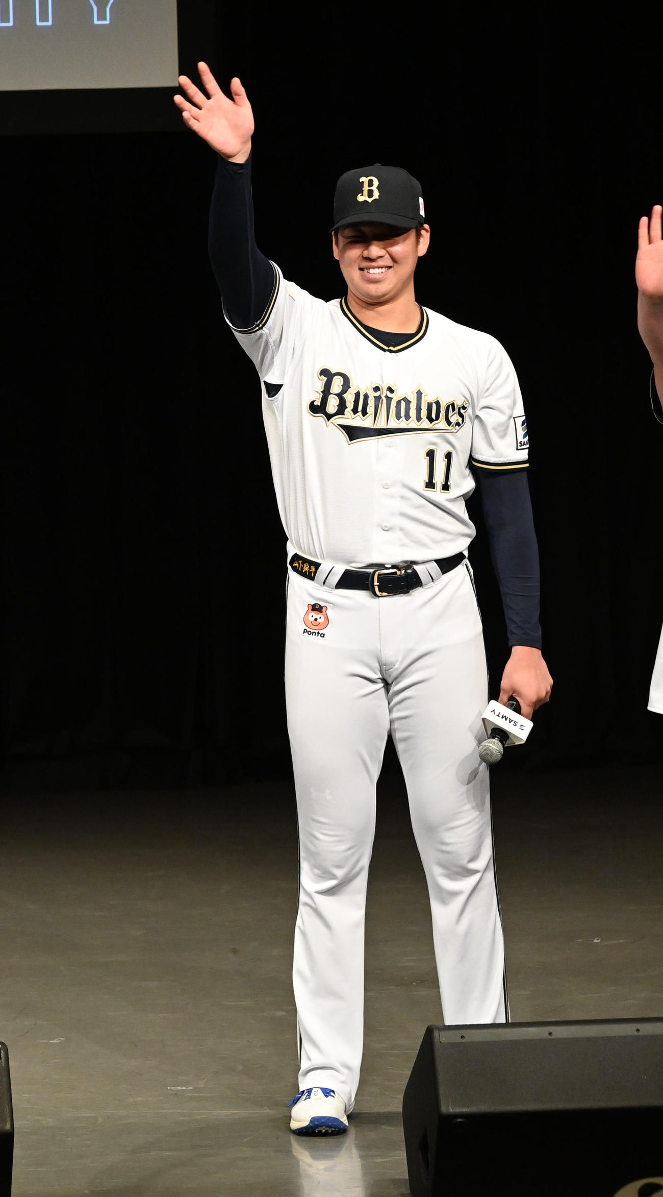選手ファンミーティングで背番号11のユニホームを披露したオリックス山下（撮影・前岡正明）
