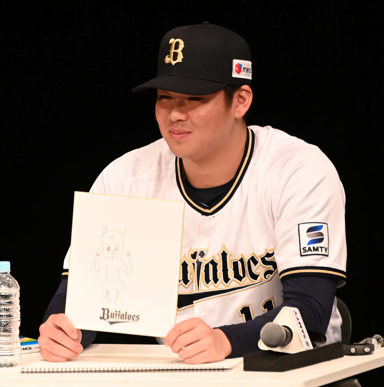 お絵かきバトルで「いちごを食べてるバファローベルちゃん」を描いた山下（撮影・前岡正明）