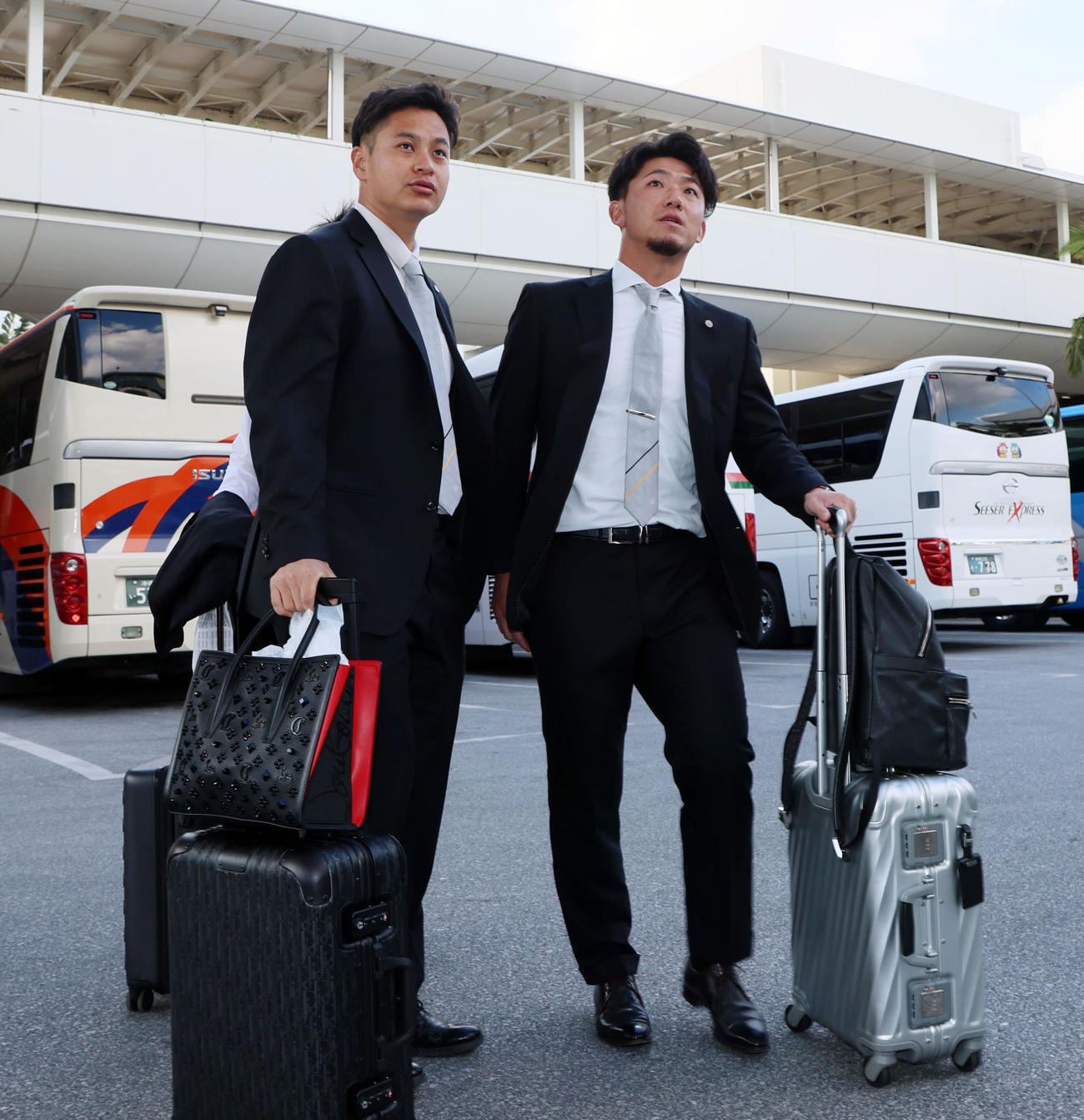 沖縄入りしバスへ向かう大竹（左）と伊藤将（撮影・加藤哉）