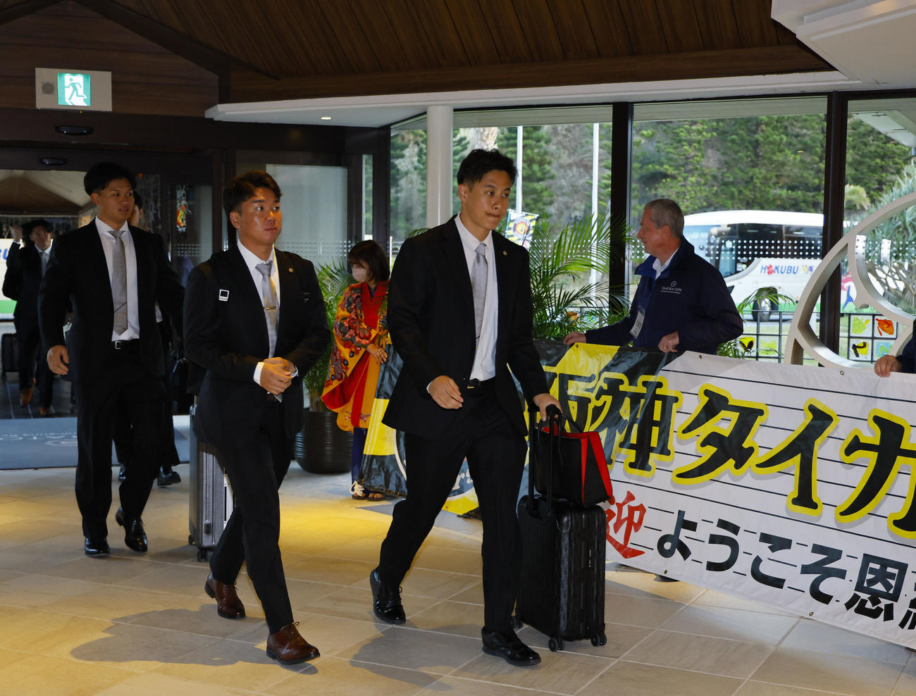 沖縄の宿舎に到着した、右から大竹、村上、森下（撮影・藤尾明華）