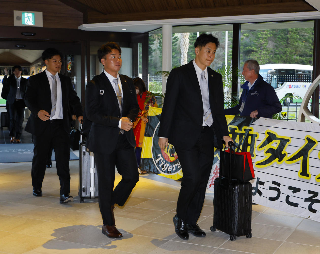 合同自主トレのため沖縄入りし、宿舎に到着した（右から）大竹、村上、森下（撮影・藤尾明華）