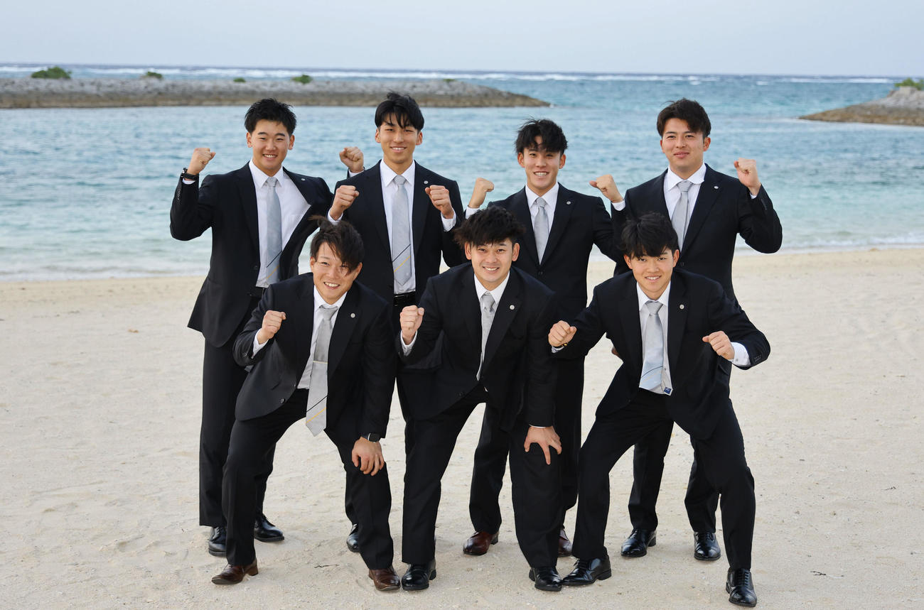 海を背に笑顔を見せる、前列左から阪神藤田、野口、中川、後列左から門別、茨木、富田、椎葉（撮影・藤尾明華）