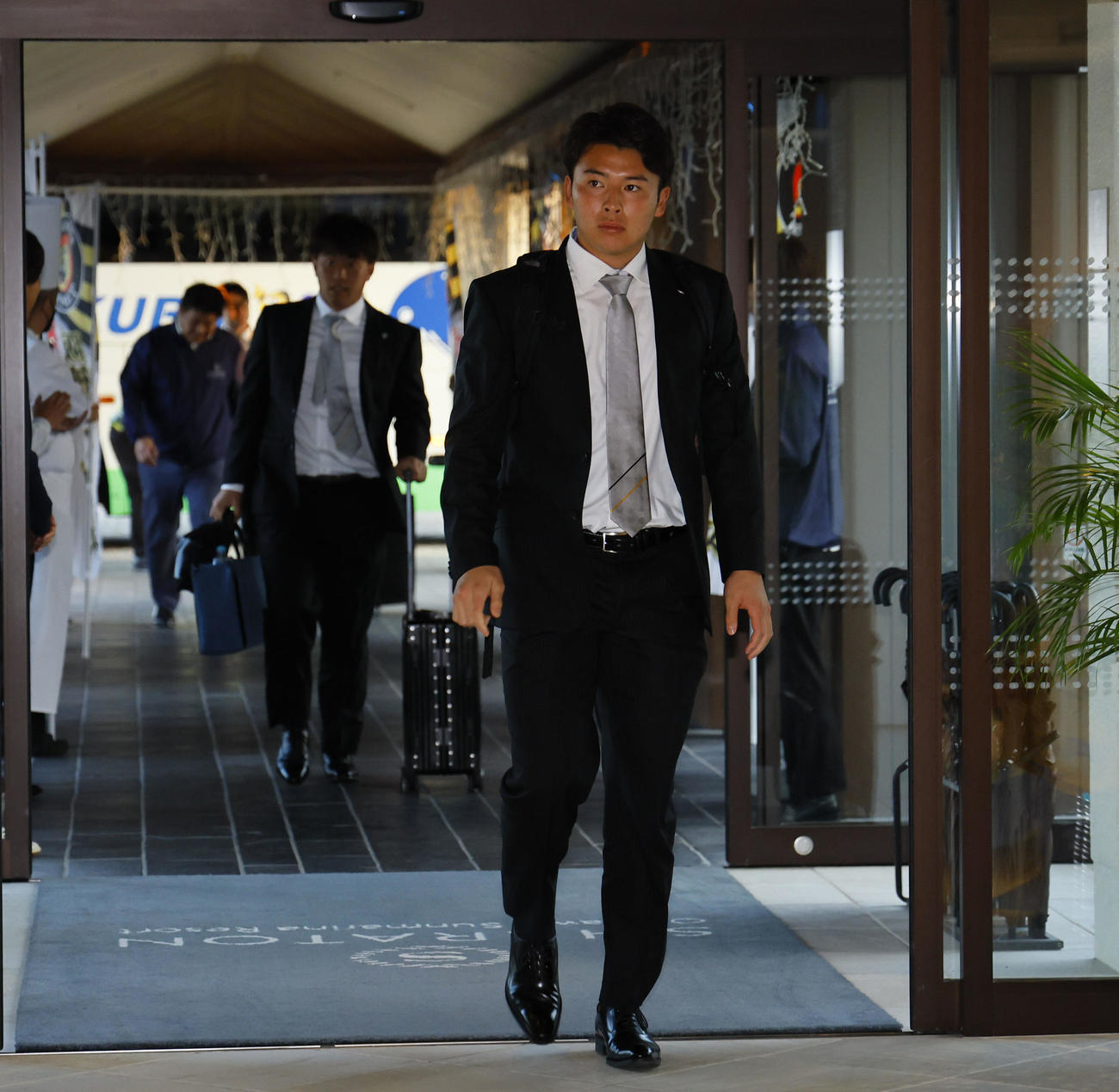 合同自主トレのため沖縄入りし、宿舎に到着した椎葉（撮影・藤尾明華）