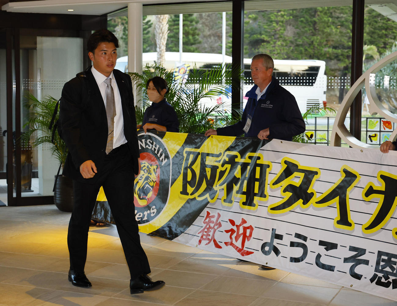 合同自主トレのため沖縄入りし、宿舎に到着した椎葉（撮影・藤尾明華）