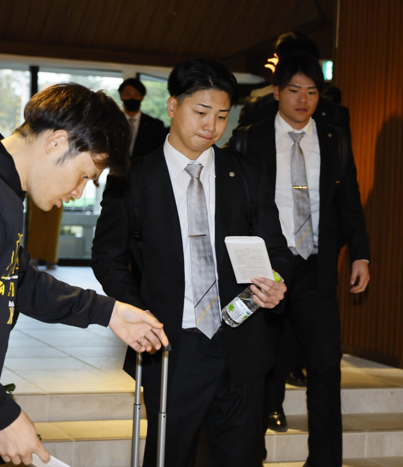 合同自主トレのため沖縄入りし、宿舎に到着した漆原（撮影・藤尾明華）