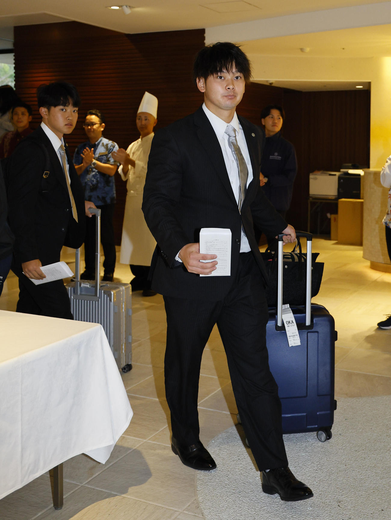 合同自主トレのため沖縄入りし、宿舎に到着した野口（撮影・藤尾明華）