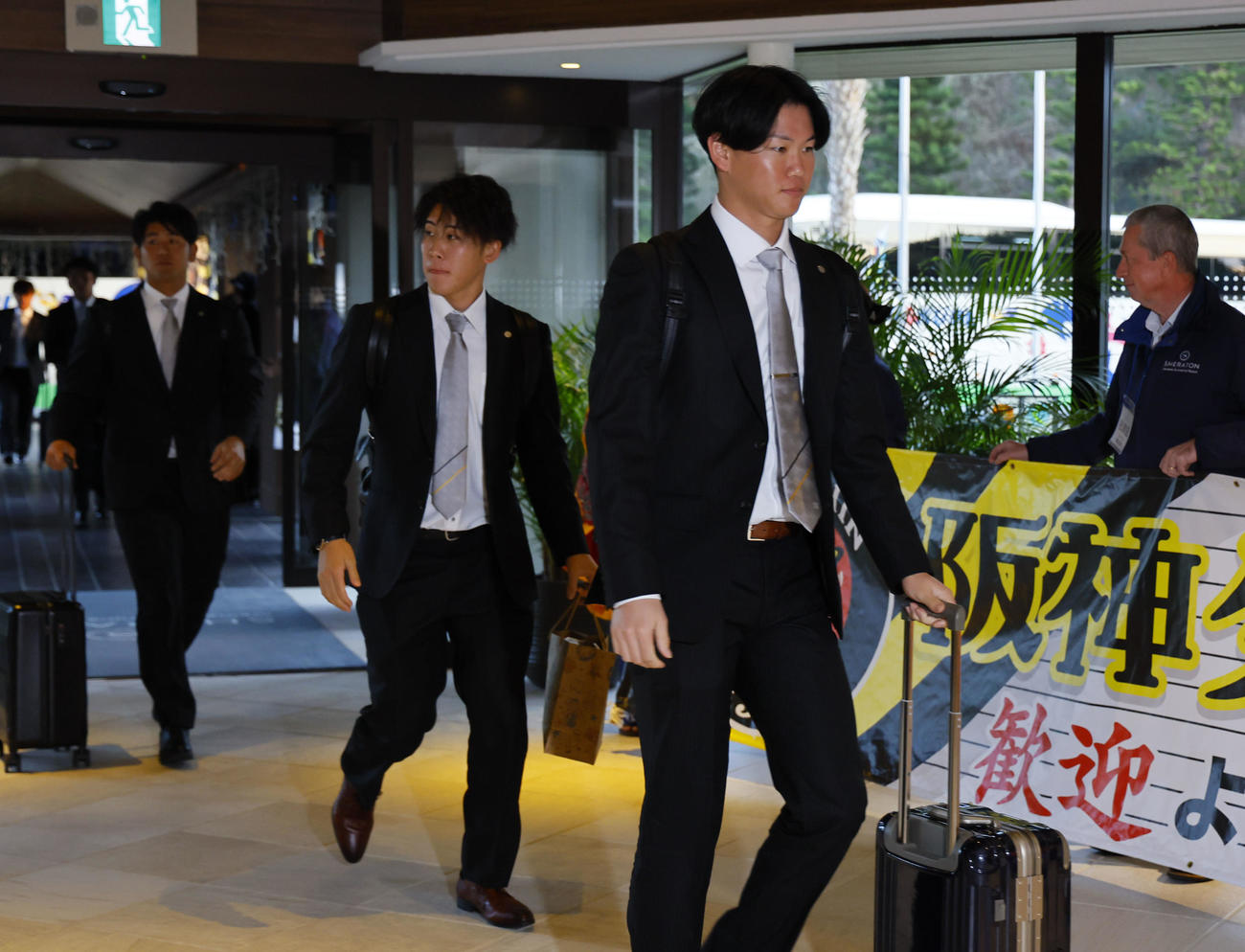 合同自主トレのため沖縄入りし、宿舎に到着した（右から）及川、富田（撮影・藤尾明華）