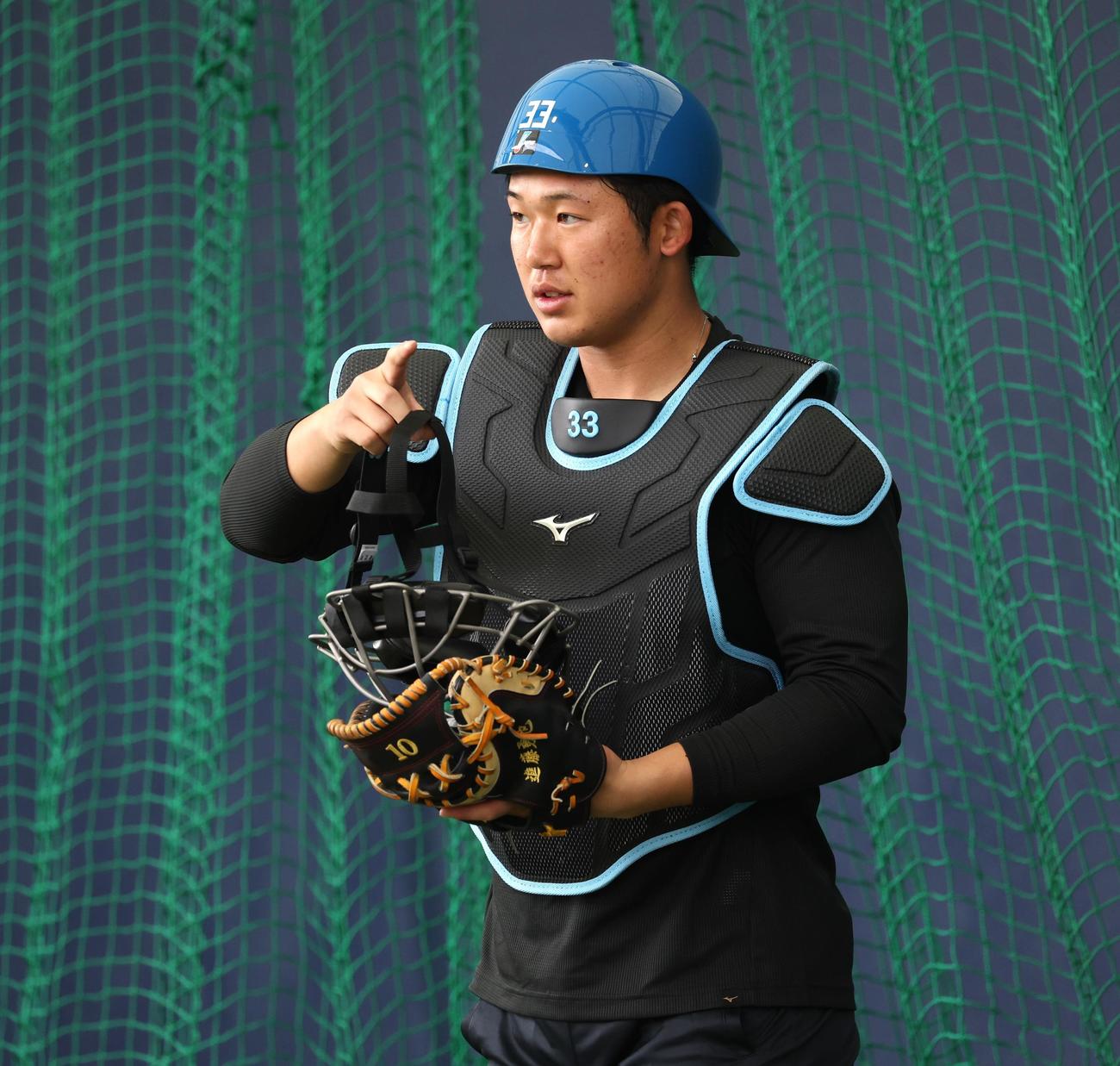 ブルペンで捕手を務める日本ハム進藤（撮影・黒川智章）