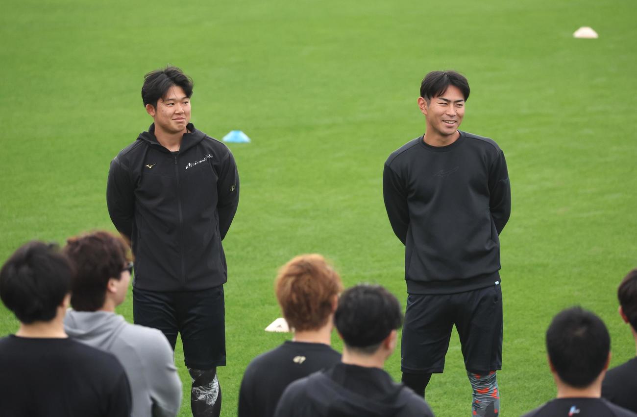 チームに合流し、あいさつする日本ハム進藤（左）と宮崎（撮影・黒川智章）