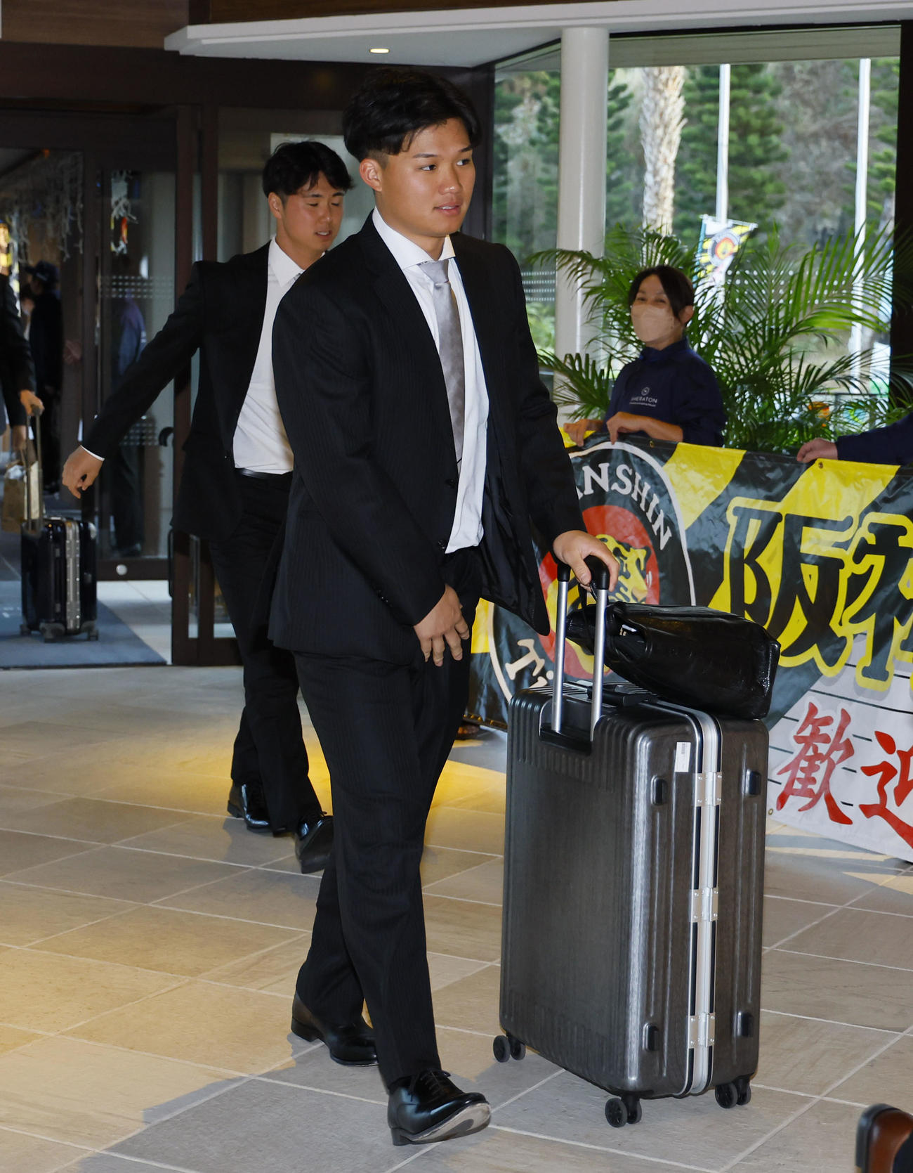 合同自主トレのため沖縄入りし、宿舎に到着した森下（撮影・藤尾明華）