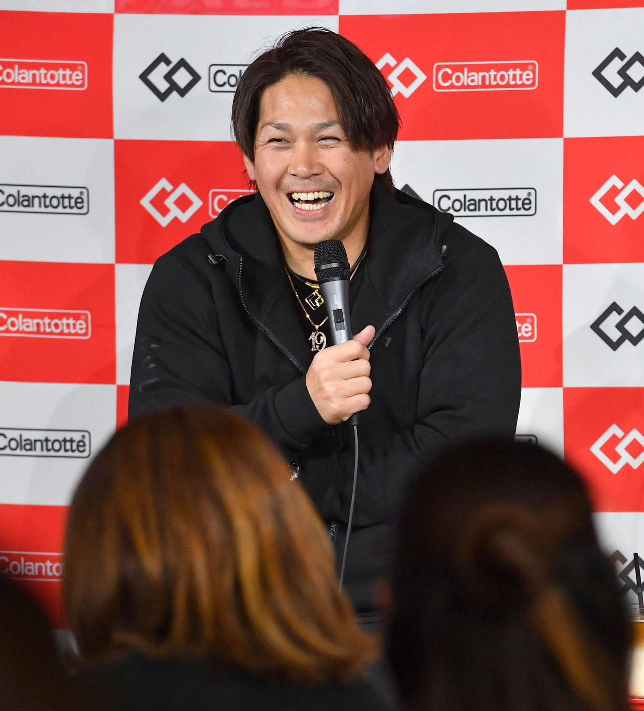 トークショーで笑顔を見せる甲斐（撮影・岩下翔太）