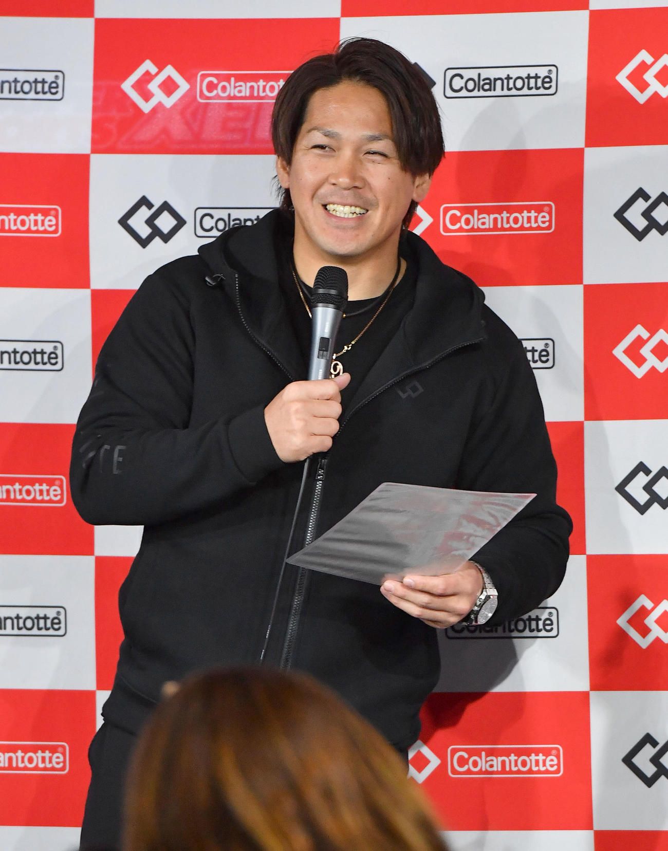 トークショーの冒頭で飲み物を注文する甲斐（撮影・岩下翔太）