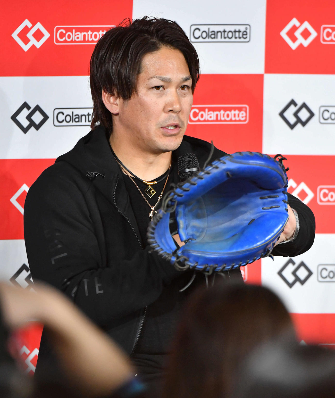 トークショーでキャッチャーミットを手にしながら話す甲斐（撮影・岩下翔太）