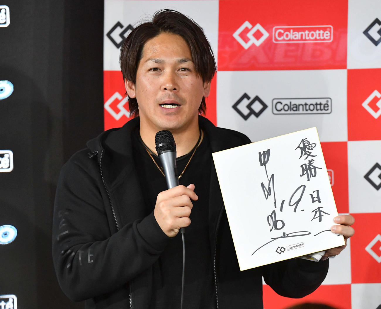 トークショーで今季の目標「優勝、日本一」と記した色紙を見せる甲斐（撮影・岩下翔太）