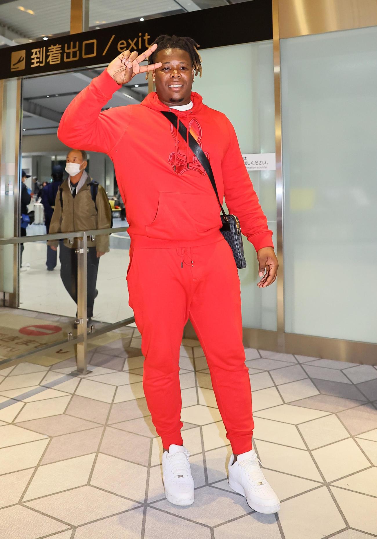 来日したミエセスは笑顔でギャルピースを見せる（撮影・上田博志）