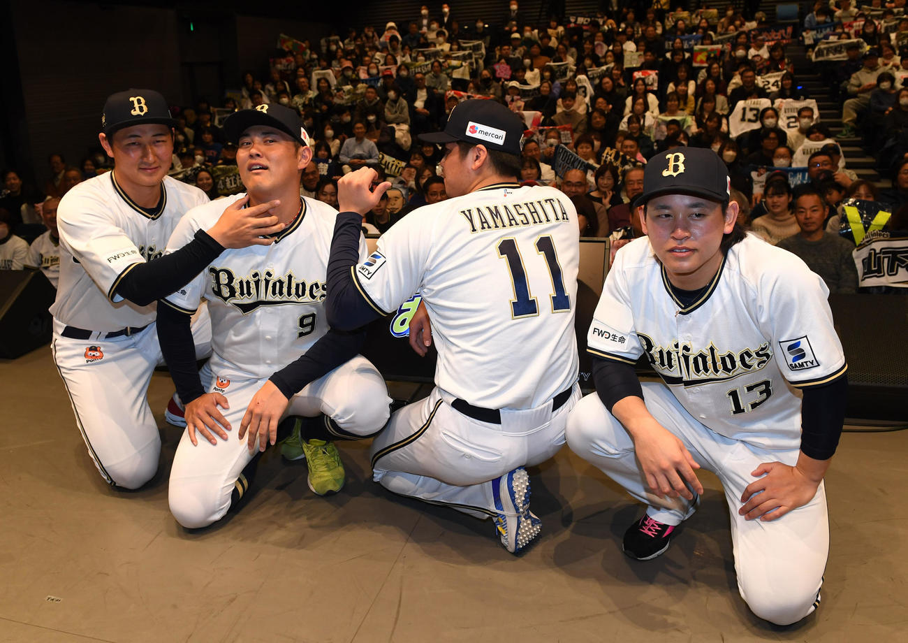 選手ファンミーティングでフォトセッションを行う、左からオリックス紅林、野口、山下、宮城（撮影・前岡正明）