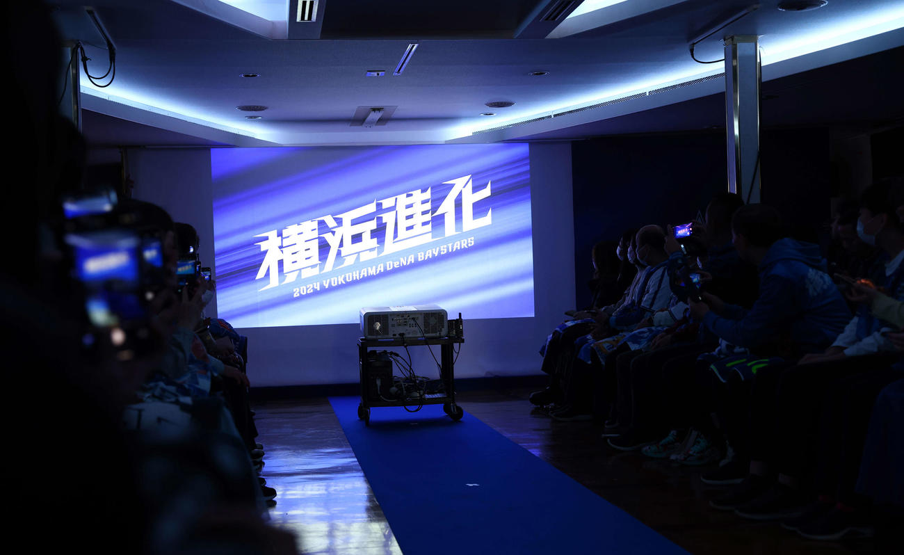 船内で行われるDeNAビジターユニホーム発表イベント（撮影・垰建太）