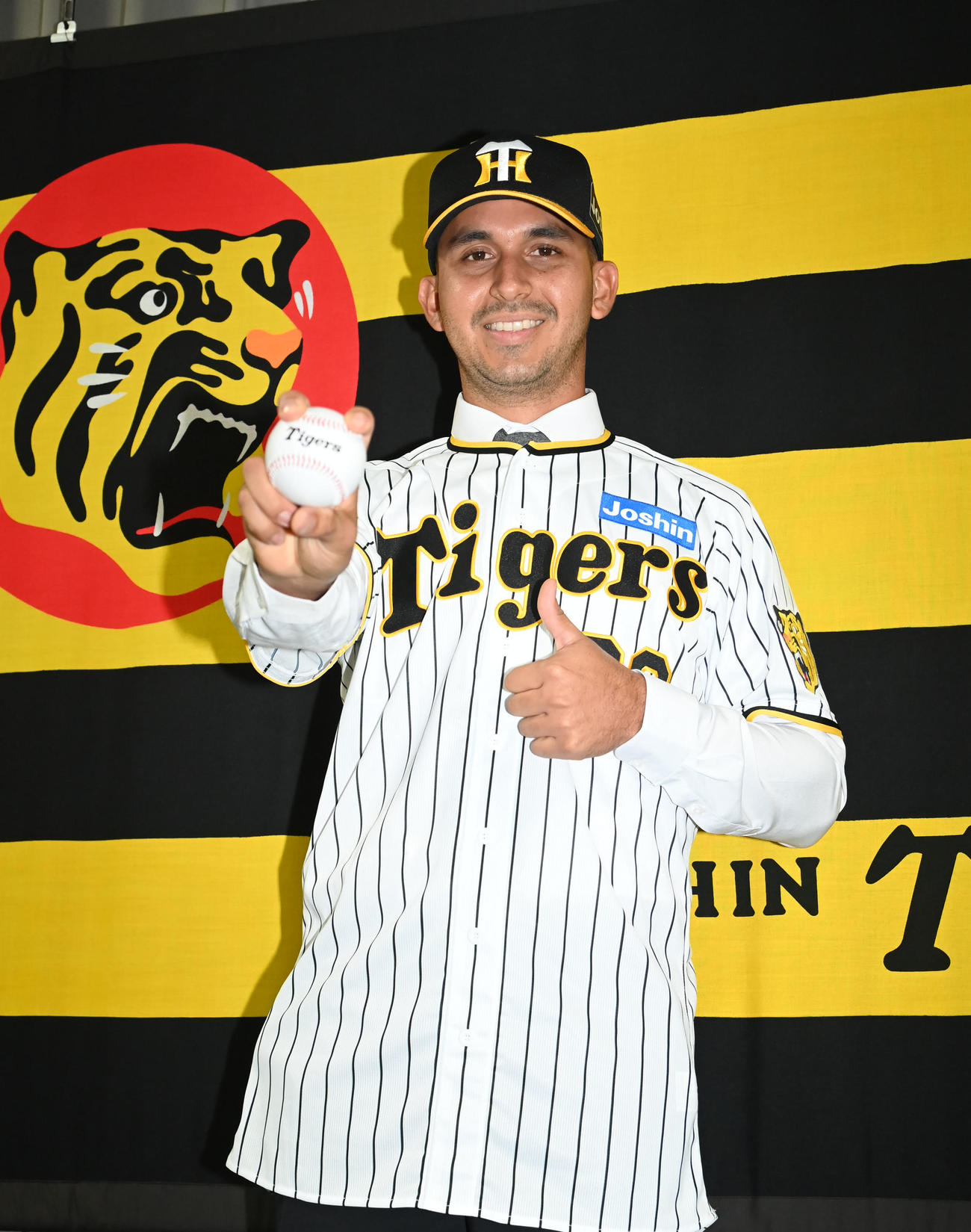 ボールを手に笑顔を見せるゲラ（撮影・石井愛子）