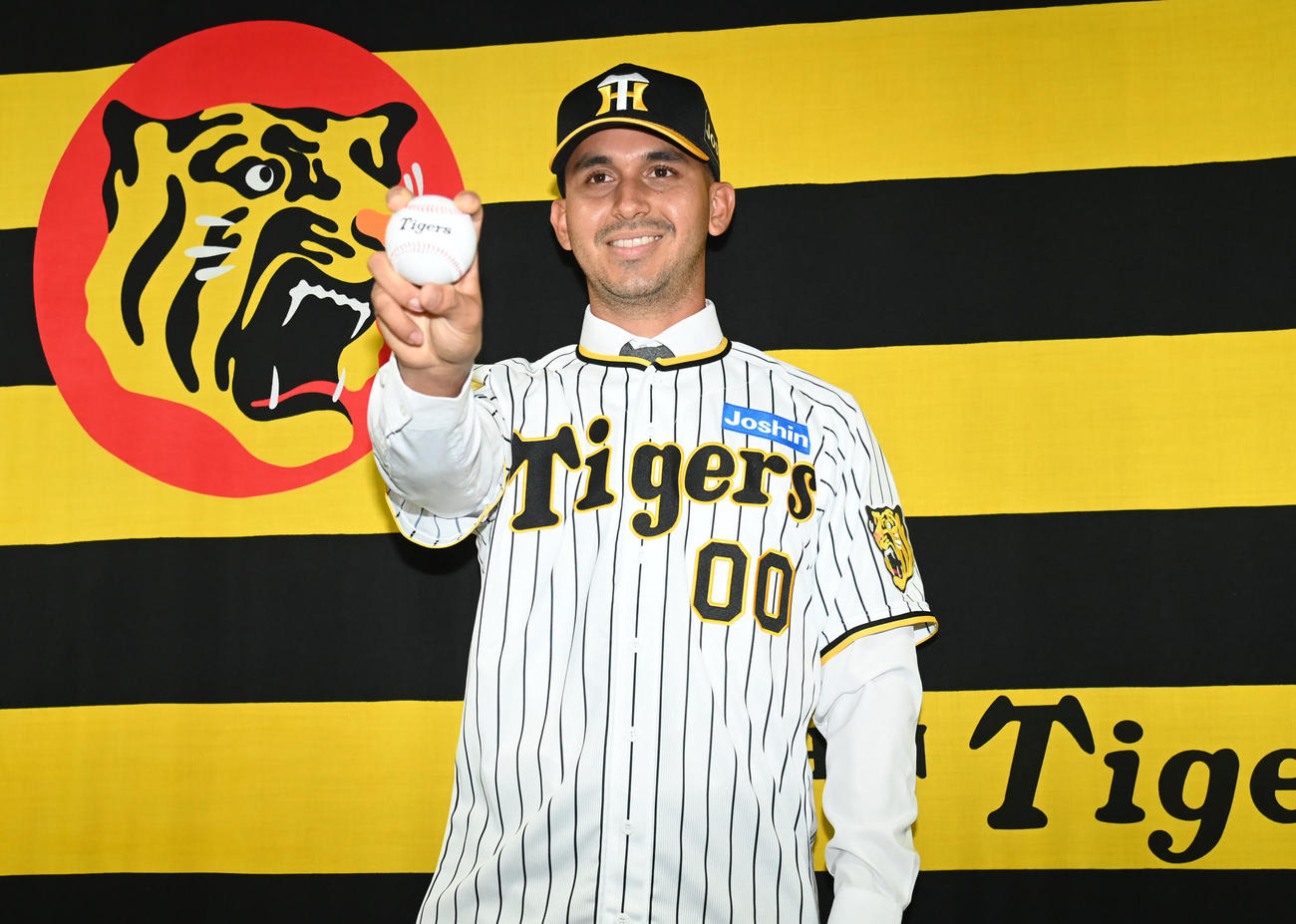 ボールを手に笑顔を見せるゲラ（撮影・石井愛子）