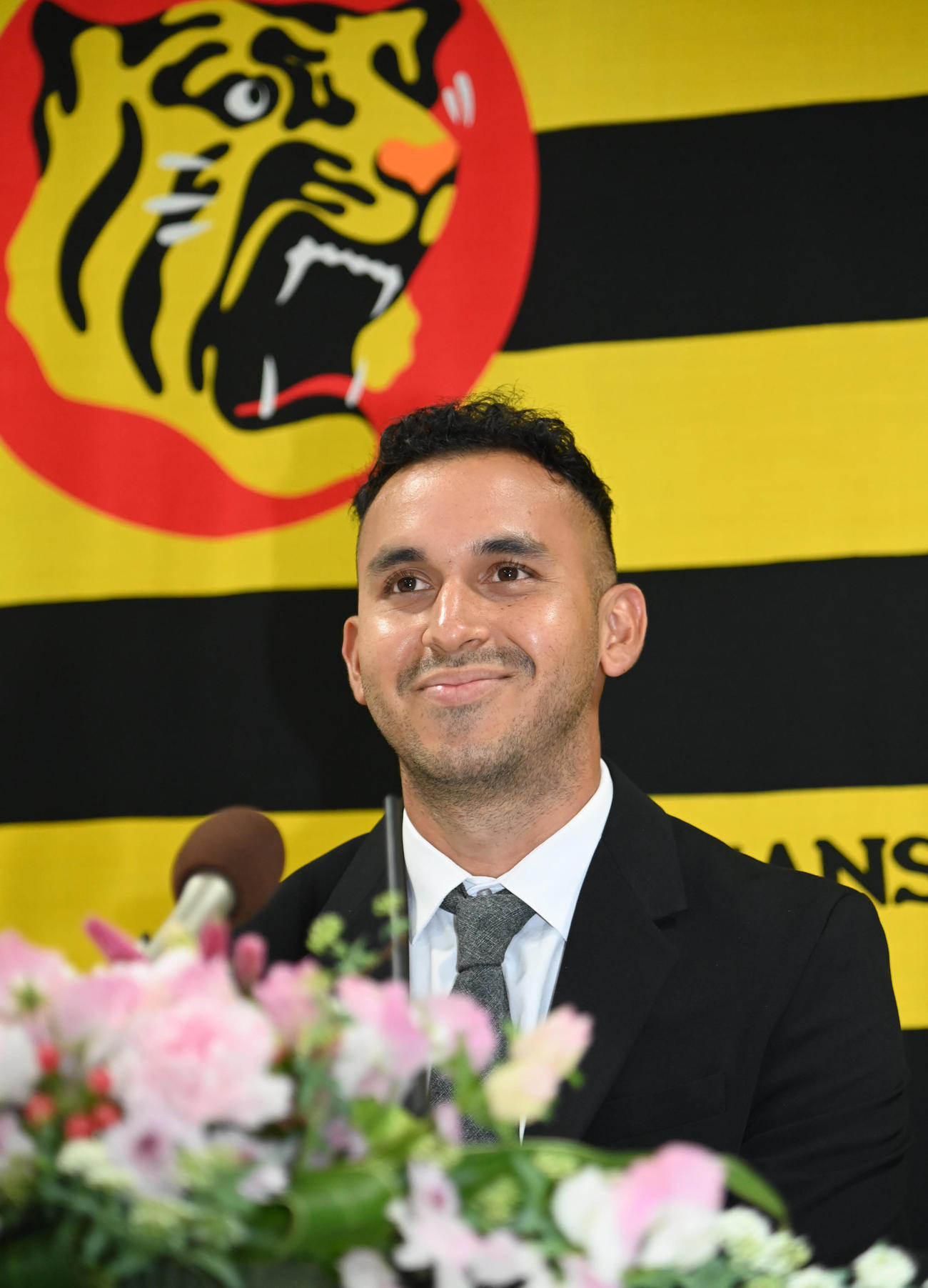 会見中に笑顔を見せるゲラ（撮影・石井愛子）