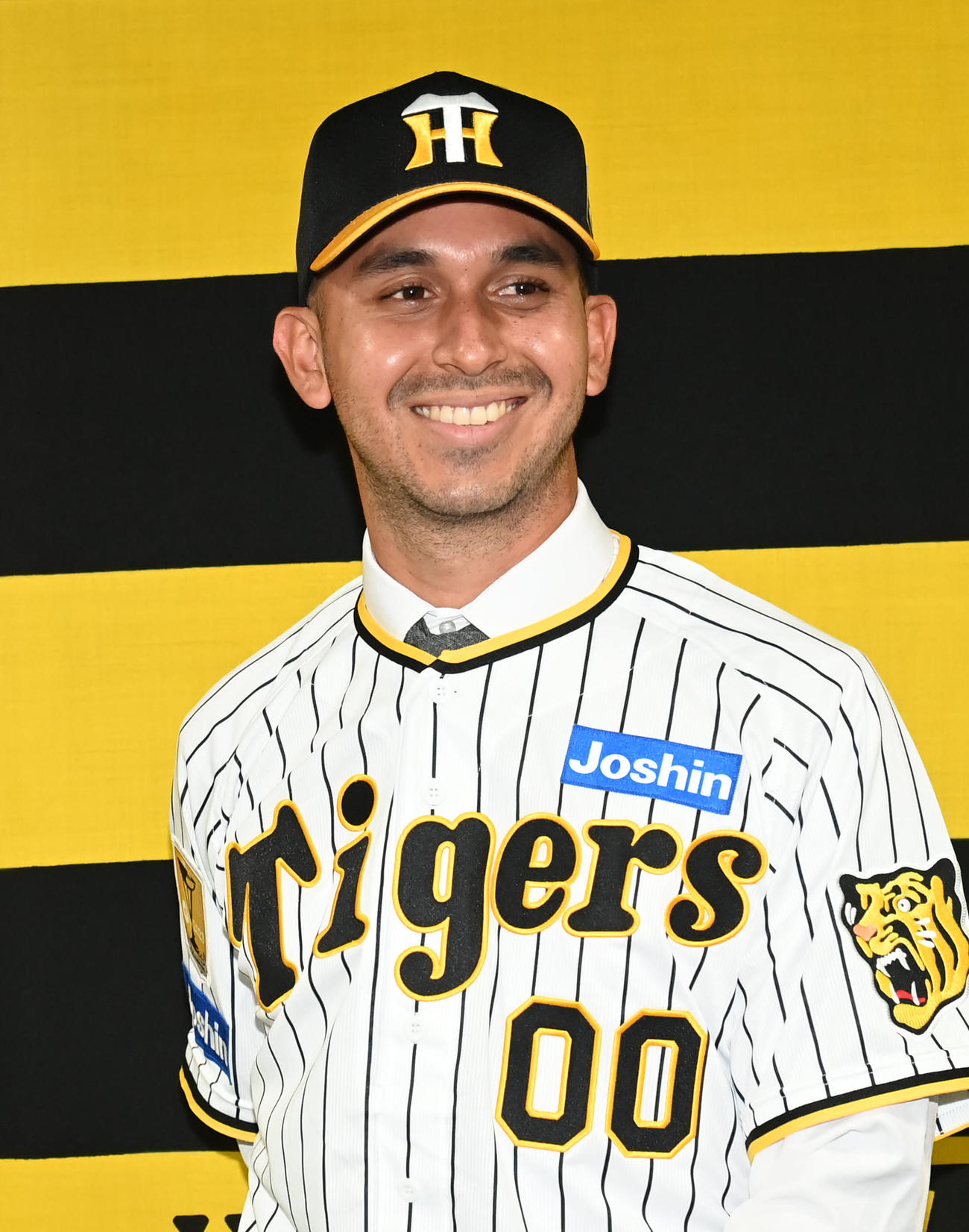 ユニホームを着て笑顔を見せるゲラ（撮影・石井愛子）