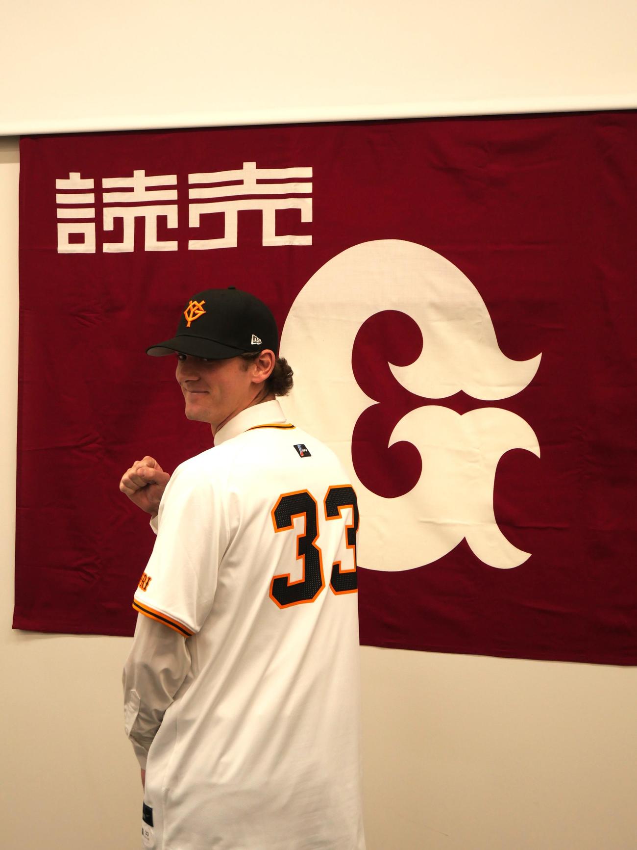 笑顔で背番号33を披露する巨人カイル・ケラー（撮影・上田悠太）