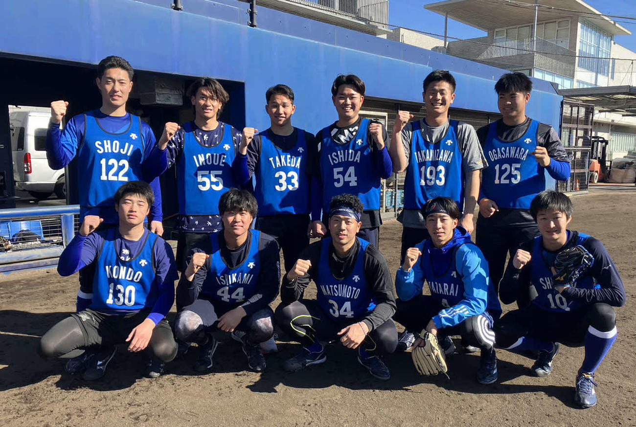 球団施設DOCKで新人合同自主トレを打ち上げたDeNA度会（手前右から2番目）ら新人11選手（球団提供）